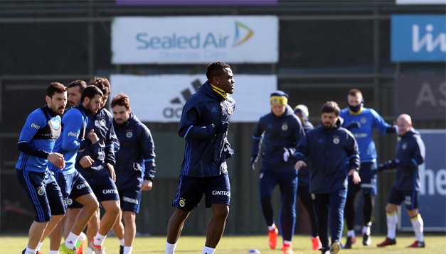 'Fenerbahçe'de Emenike ve Van Der Wiel antrenmana katıldı