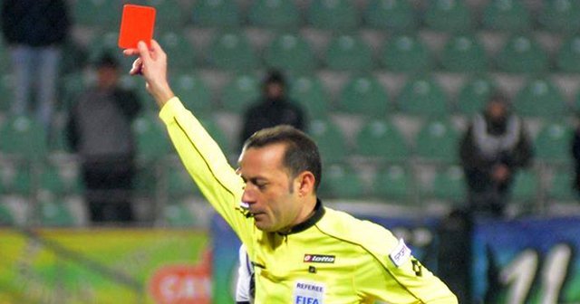 8. Cüneyt Çakır - 12 maç - 2 kırmızı kart