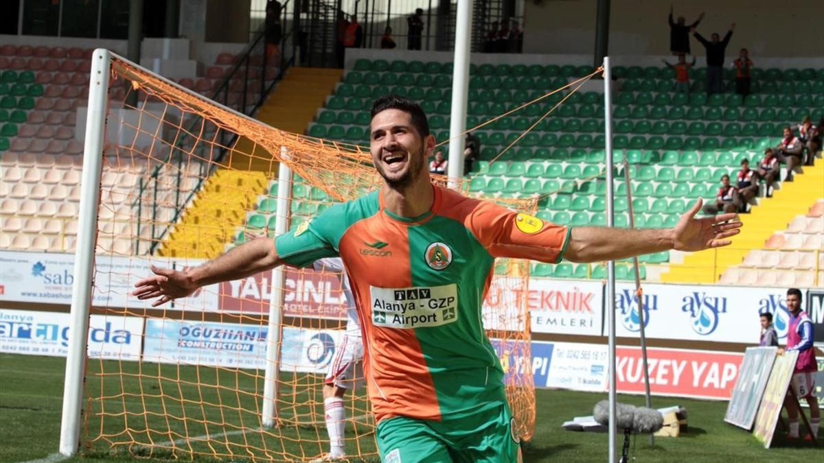 11. Emre Akbaba - 12 hücum (%46) - Maç başına 0.7 ortalama