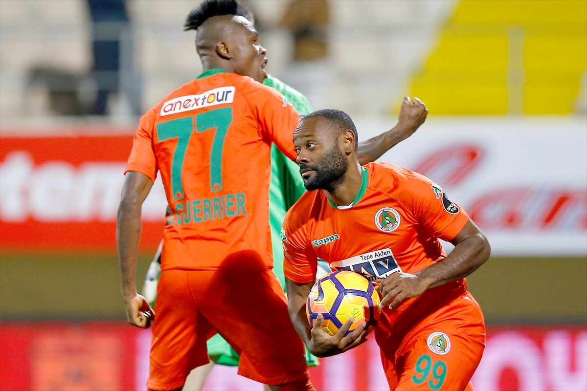 9. Vagner Love - 12 hücum (%46) - Maç başına 0.7 ortalama