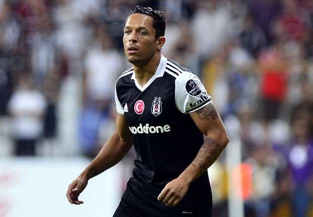 Adriano: Beşiktaş’ta oynamak bir keyif!