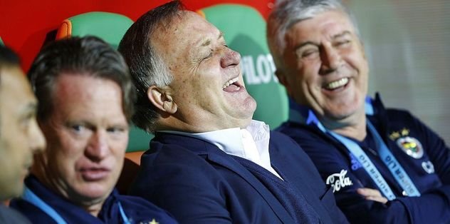 Advocaat emekli olmuyor!
