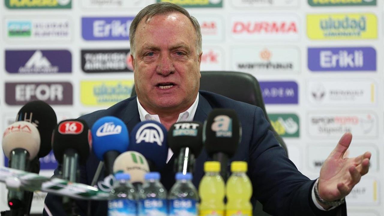 Advocaat rest çekti! Otobüsten ses çıkmadı...