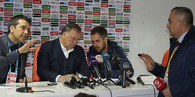 Advocaat’a basın toplantısında protesto.