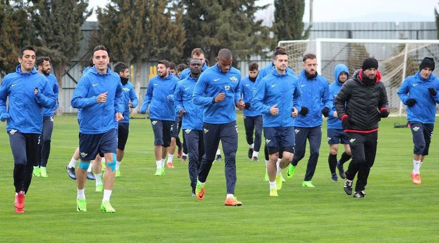 AKHİSAR BELEDİYESPOR: GÖRDÜĞÜ KIRMIZI KART: 2 - RAKİPLERİNİN GÖRDÜĞÜ KIRMIZI KART: 1