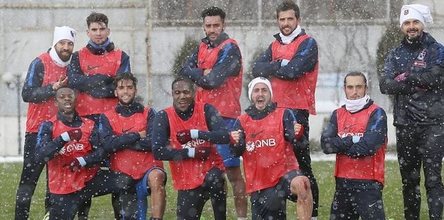 Altı isim sarıda geçti.