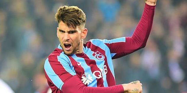 Aslan avcısı pusuda.