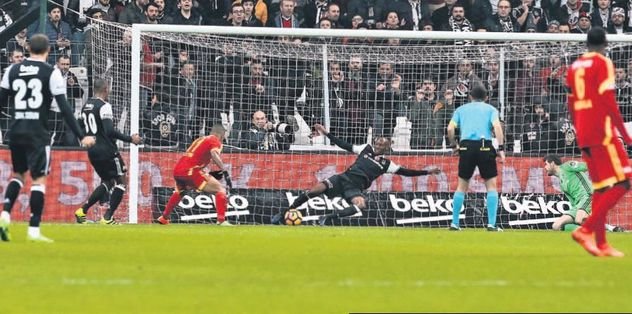 Atiba çizgiden top da çıkardı.