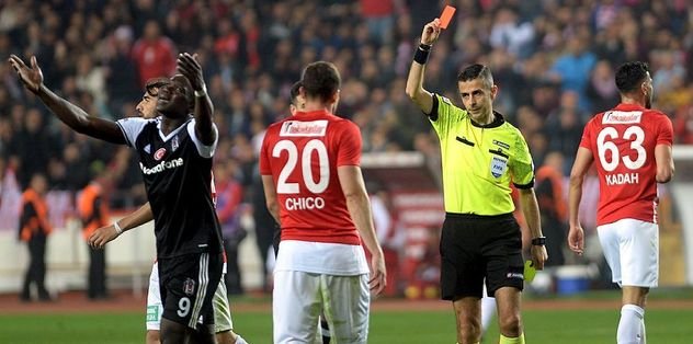 BEŞİKTAŞ: GÖRDÜĞÜ KIRMIZI KART: 2 - RAKİPLERİNİN GÖRDÜĞÜ KIRMIZI KART: 5