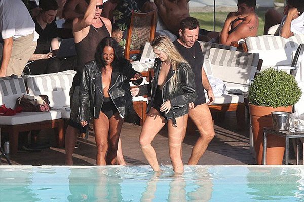 Candice Swanepoel doğumdan sonra yeniden çekimlerde