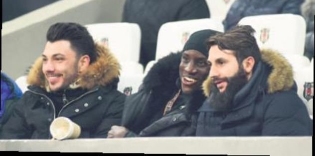 Demba ve Tolgay tribünde.