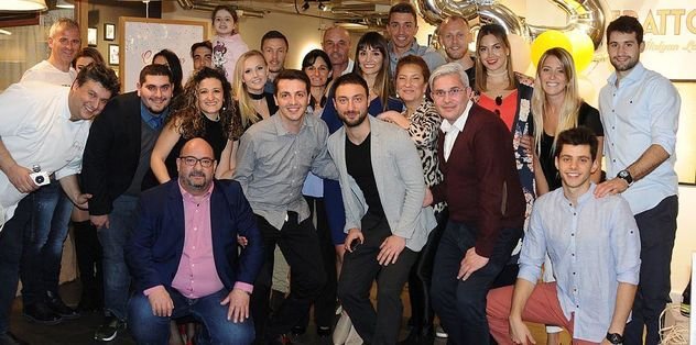 Eşine parti verdi.