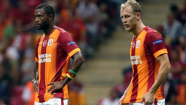 Galatasaray’a iki futbolcusundan kötü haber!