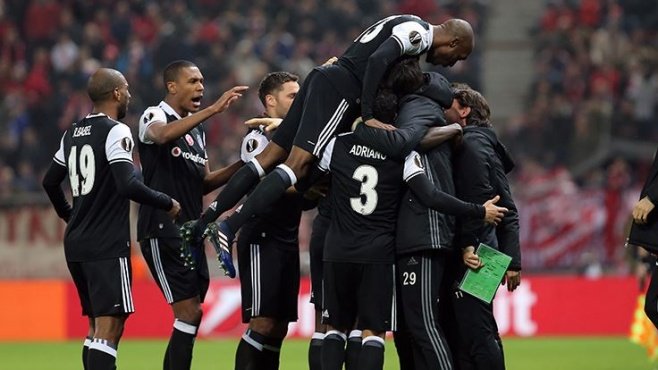 Kartal uçuyor yıldızlar parlıyor.