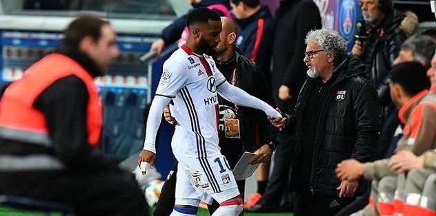 Lyon’un forveti Lacazette sakatlandı.