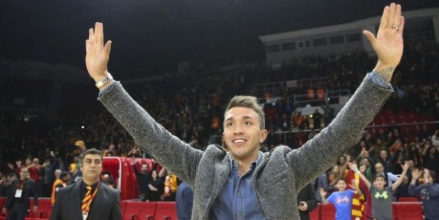 Muslera taraftarlara üçlü çektirdi