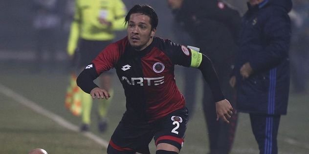 Sağ beke Ahmet Oğuz.