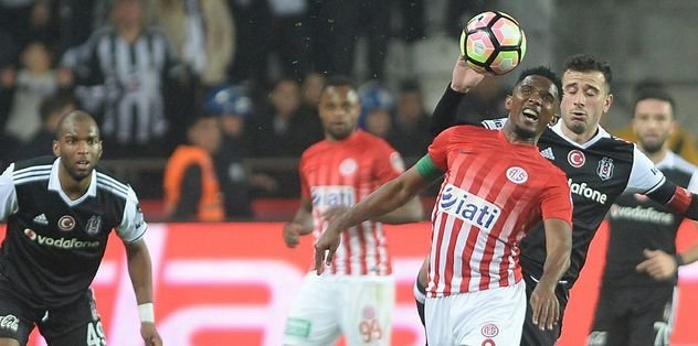 Samuel Eto’o çileden çıktı.