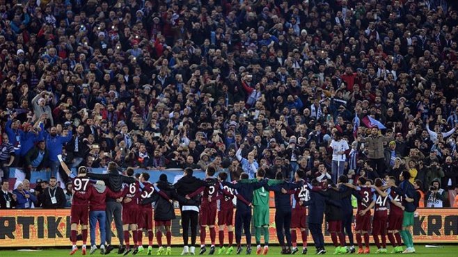 Trabzonspor yeni stadında dolu tribünlere oynuyor