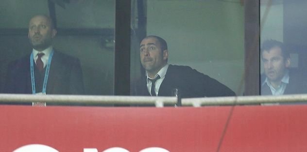 Tudor tribünde yerinde duramadı.