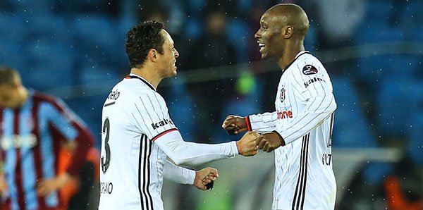 Atiba Hutchinson primi kaptı!