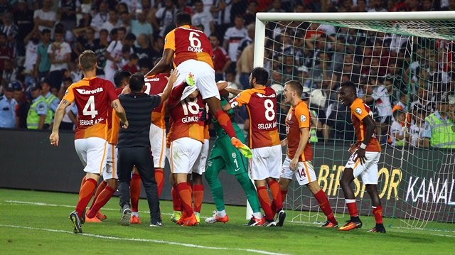 Beşiktaş ve Galatasaray yıldız futbolcu için kapışıyor!
