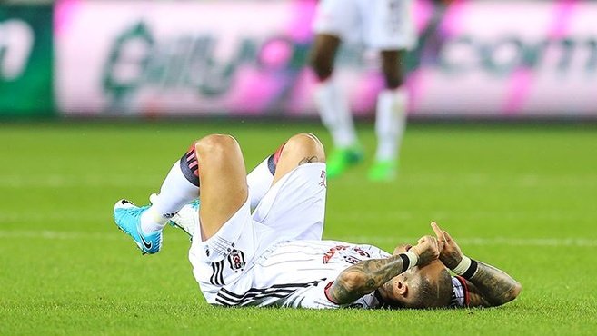 Beşiktaş’a Quaresma’dan kötü haber