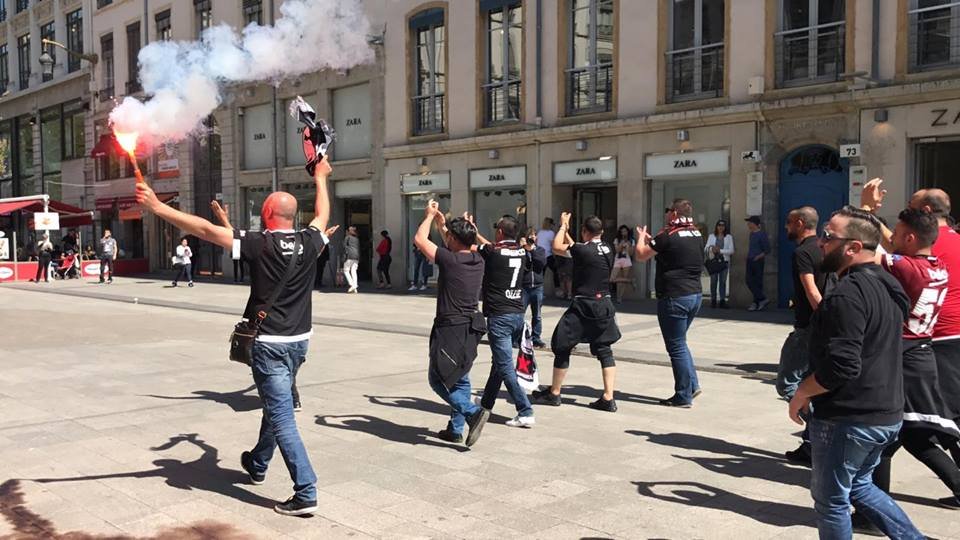 Beşiktaşlı taraftarlar Lyon sokaklarını yaktı