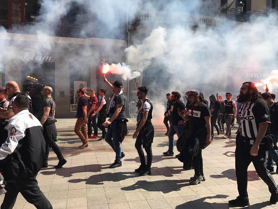 'Beşiktaşlı taraftarlar Lyon sokaklarını yaktı