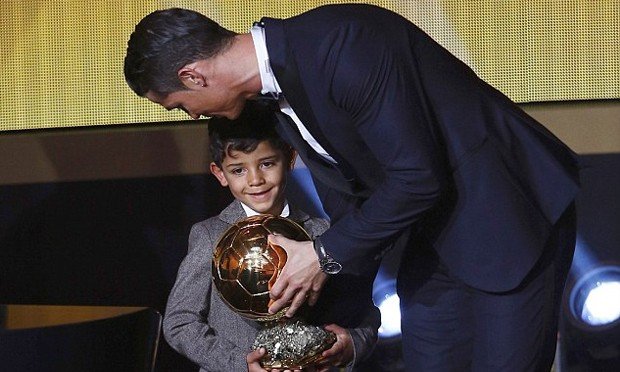 Cristiano Ronaldo oğlundan müthiş frikik