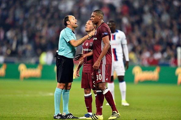 Fabri golü yedikten sonra hakem yanına koştu ve...