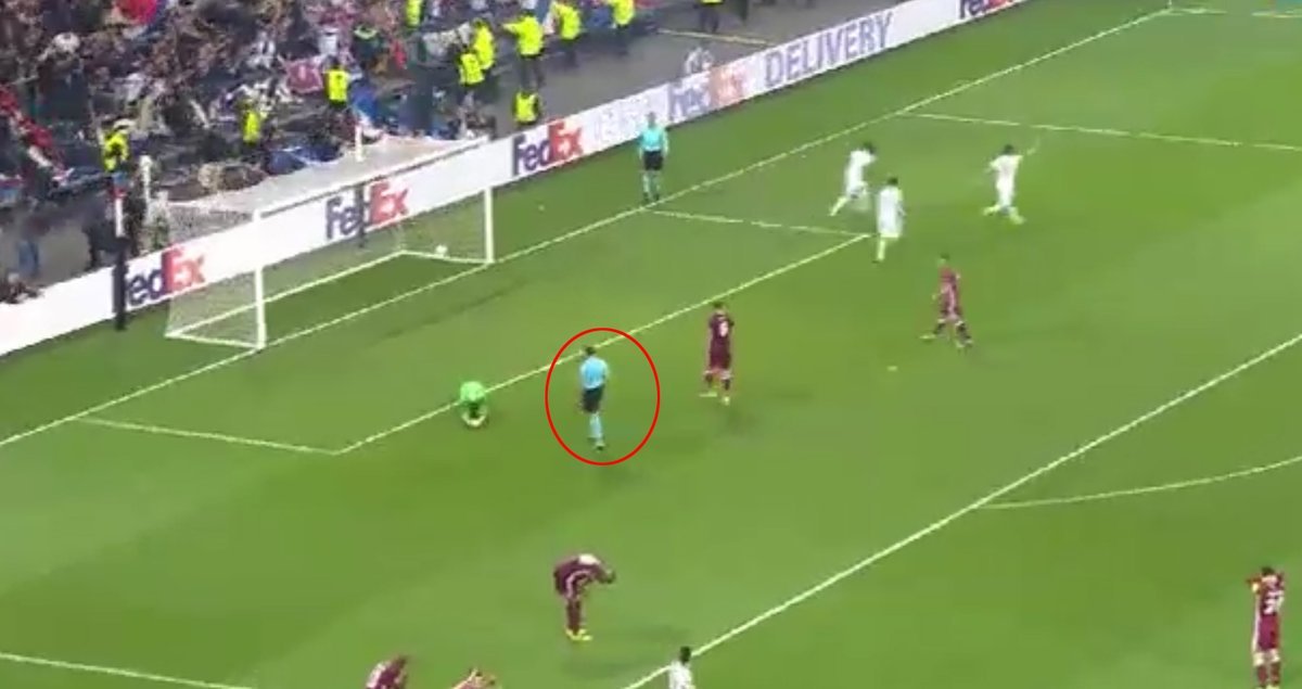 'Fabri golü yedikten sonra hakem yanına koştu ve...