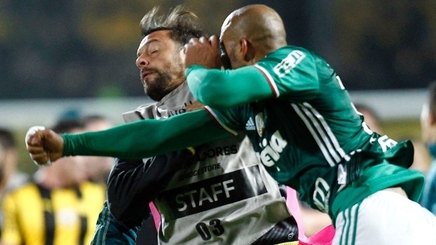 'Felipe Melo'dan rakibine yumruk