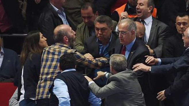 Fenerbahçe korumalarından bir olay daha! Yöneticiyi tartakladılar...
