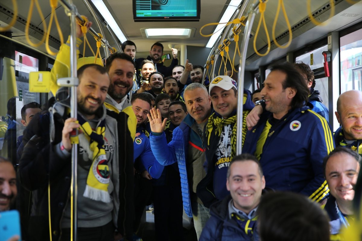 Fenerbahçeli taraftarlar Arena'ya doğru yola çıktı
