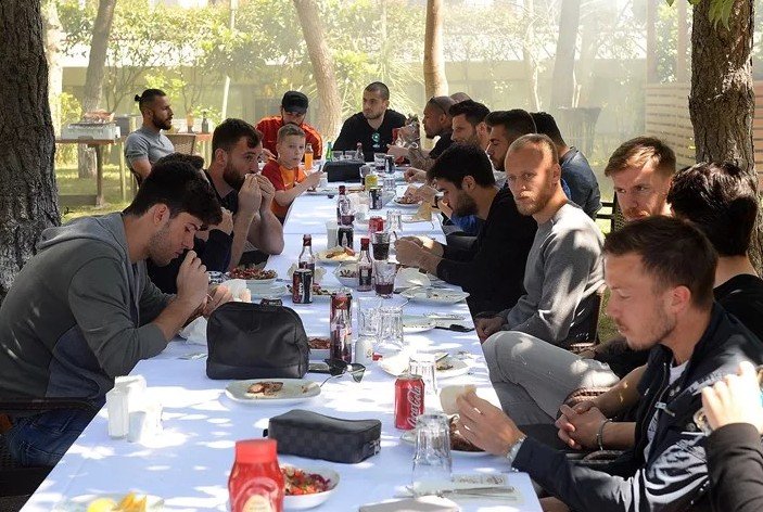 Galatasaray'da derbi öncesi moral yemeği