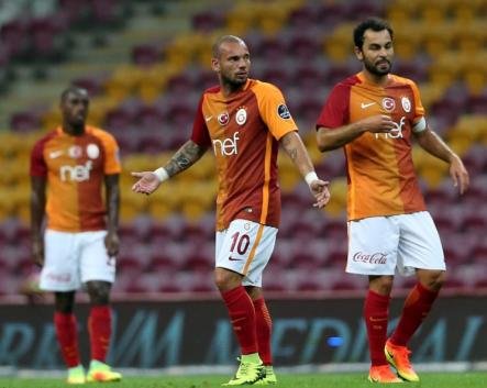 Galatasaray’ın yıldızına talipler çoğalıyor.