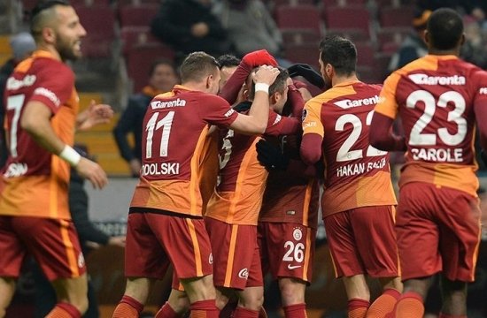 Galatasaraylı futbolcu köprüleri attı! 