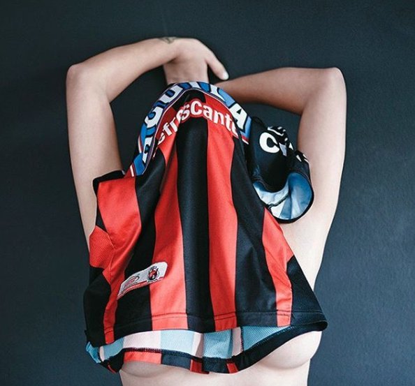 Gazeteci tuttuğu takım için soyundu!