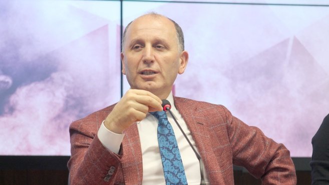 Trabzonspor Başkanı Usta, galibiyet sonrası teknik heyet ve futbolcuları tebrik etti