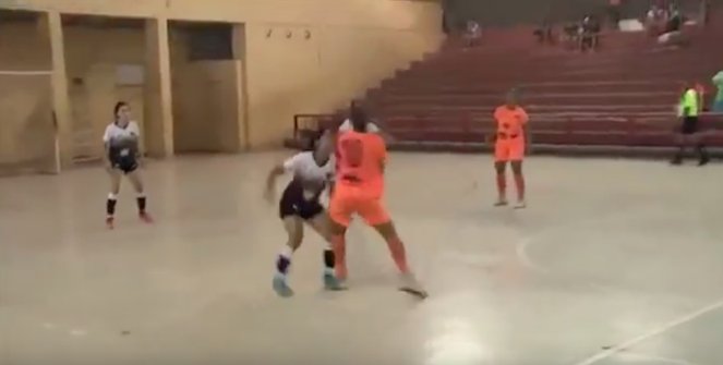 'Kadın futbolcu çalımı yedi, tekmeyi attı!