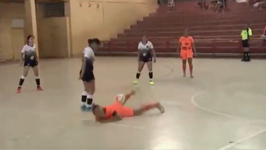Kadın futbolcudan ölümcül tekme!