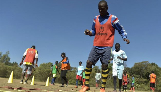 Kenyalı futbolcu penceresiz bir evde yaşıyor