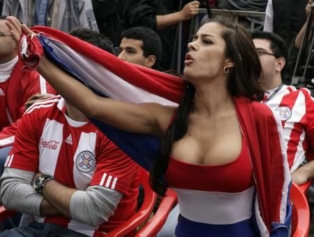 Larissa Riquelme soyundu!