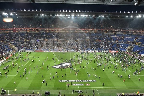 Lyon - Beşiktaş maçında taraftarlar sahaya indi