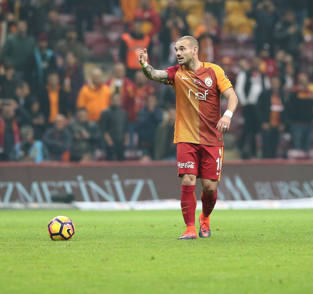 Sneijder için şok iddia! Krampon fırlattı!