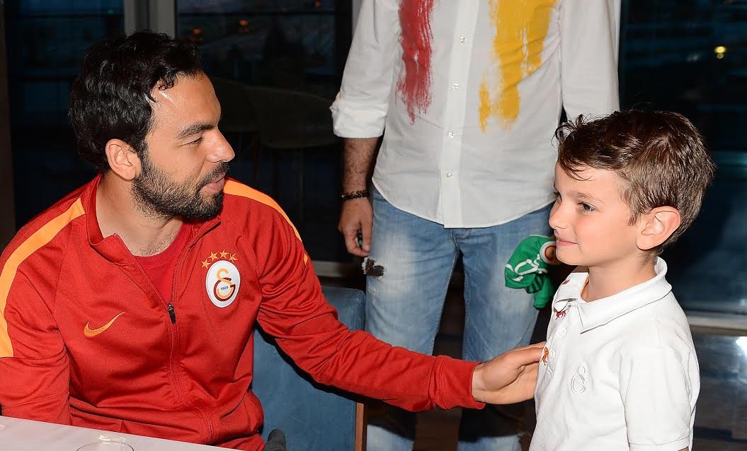 Galatasaray futbolcularından alkışlanan hareket!