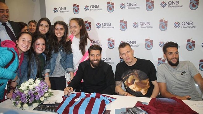 Trabzonsporlu futbolcular imza gününe katıldı