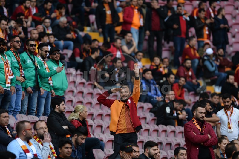 TT Arena tribünlerinde renkli görüntüler