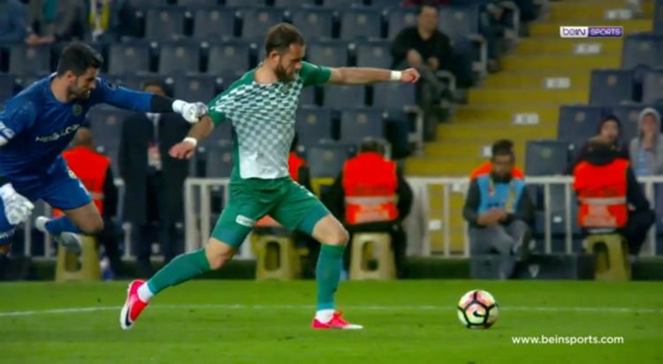 VOLKAN DEMİREL GOLE GİDEN RAKİBİNİ ENGELLEDİ